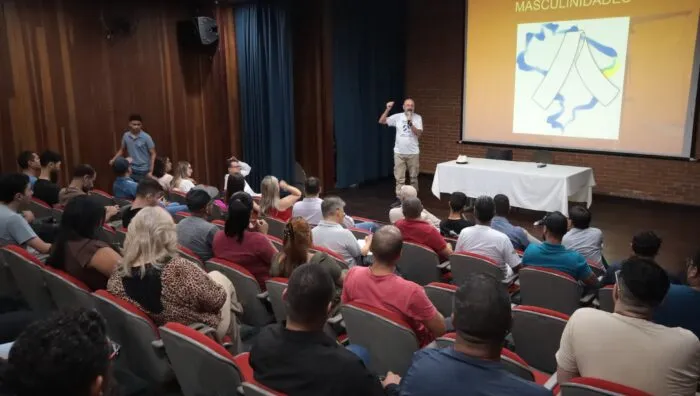 Servidores homens lotam Orlando Digenova durante ação pelo fim da violência contra a mulher