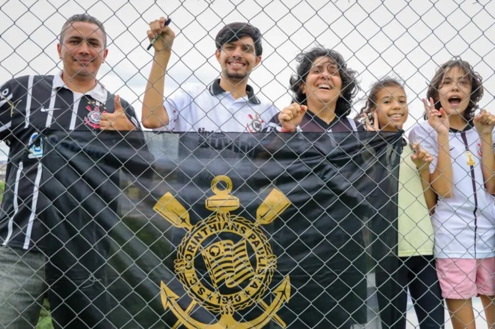 Craques do Corinthians estreiam novo campo da Vila Olímpica em Ferraz