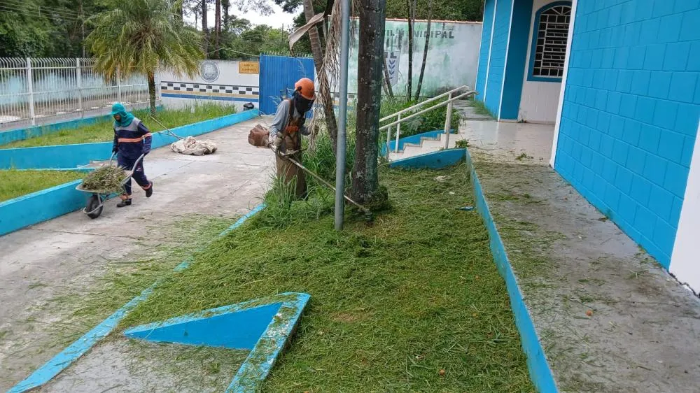 Ferraz de Vasconcelos realiza manutenção nos cemitérios municipais