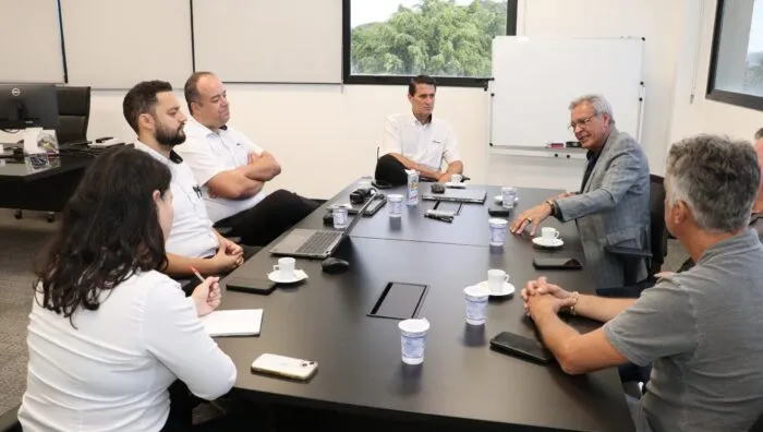 Desenvolvimento Econômico alinha propostas da Cadeia Produtiva Local com dirigentes da Komatsu
