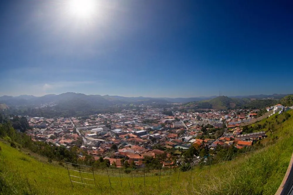 Programa “Negócio Legal, Guararema + Segura” orienta comerciantes sobre regularização do AVCB