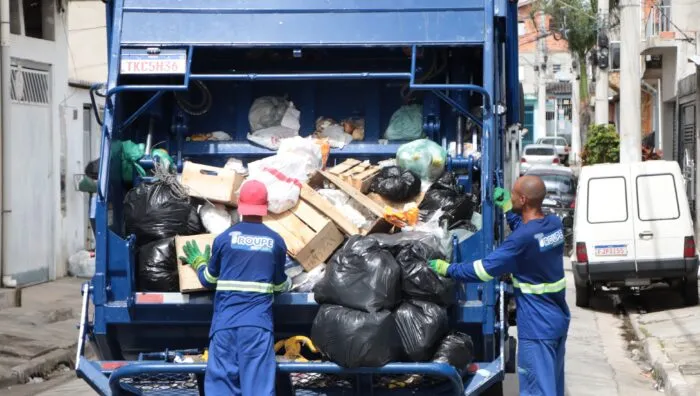 Nova empresa retira 650 toneladas de lixo no primeiro dia de operação em Suzano