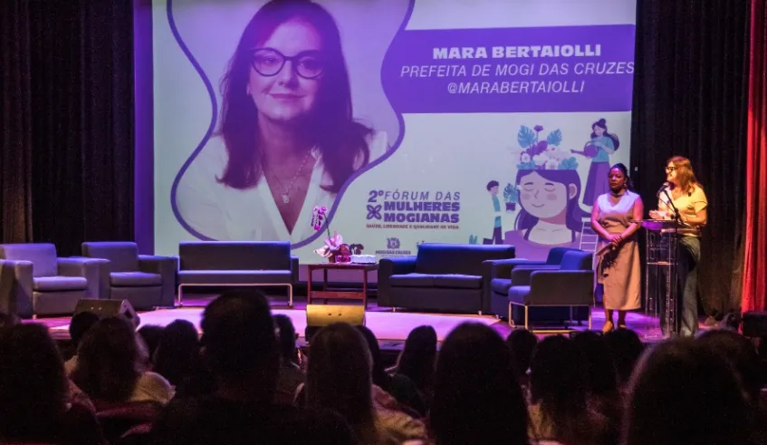 Prefeita Mara Bertaiolli participa dos debates do 2º Fórum das Mulheres Mogianas, no Theatro Vasques