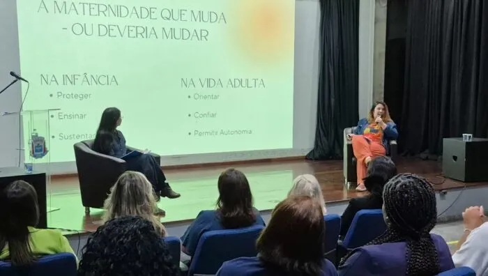 Evento no Cineteatro mobiliza servidoras para diálogo sobre desafios da maternidade