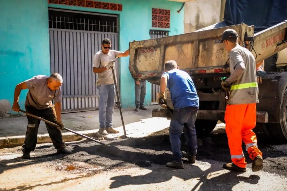 Prefeitura intensifica manutenção urbana na Rua Rondônia, em Ferraz