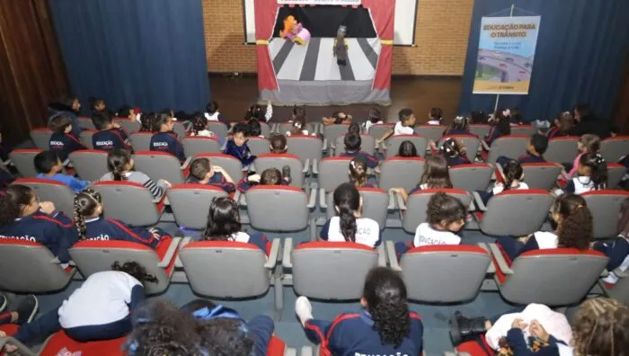 Teatro de Fantoche orienta mais de 500 alunos da rede municipal sobre segurança no trânsito