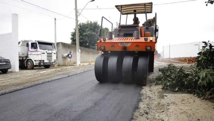 Rua no Chácaras Nova Suzano recebe asfalto