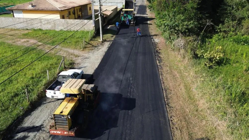 Prefeitura de Guararema realiza operação tapa-buraco na Estrada Municipal Jorge Miski
