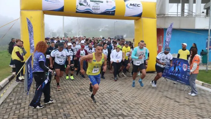'Corrida Rústica' reúne mais de 300 participantes e arrecada 3 mil garrafas PET em Suzano