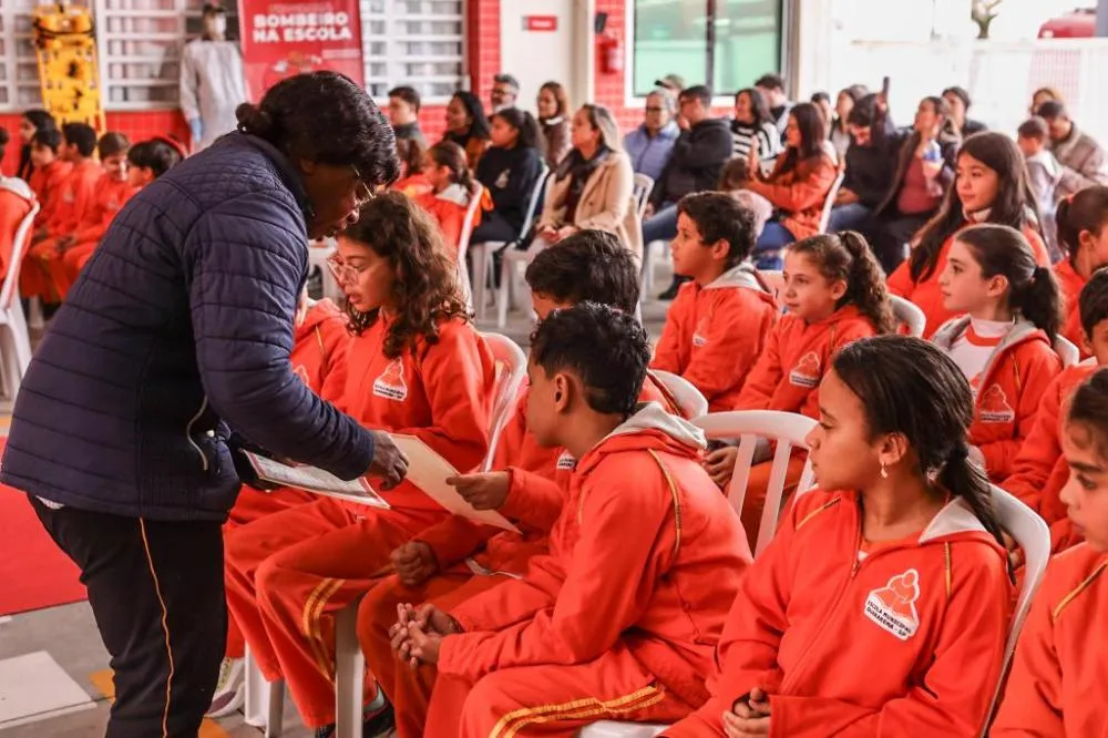 Alunos da Rede Municipal de Guararema se formam no Programa Bombeiro na Escola