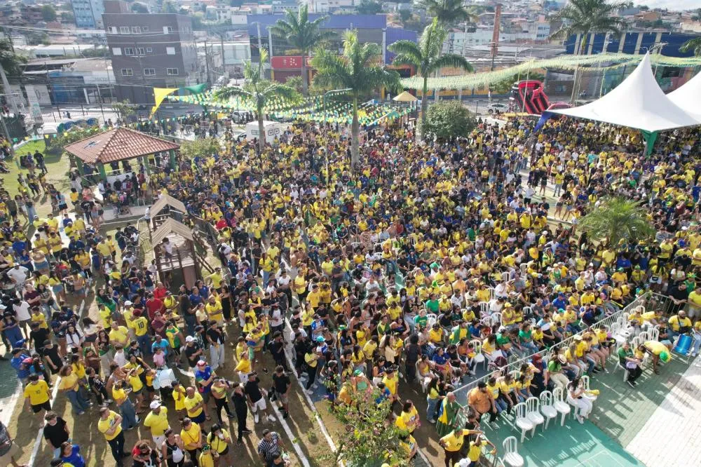 Mais de 5 mil pessoas acompanham vitória do Brasil em transmissão pública da Copa em Ferraz