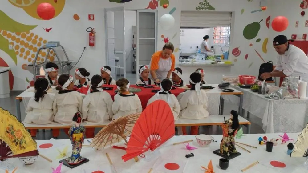Guararema promove atividade de culinária japonesa com alunos da Educação Infantil