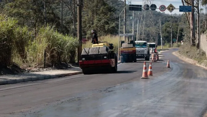 Obras na rua Guilherme Garijo avançam e Prefeitura conclui primeiro quilômetro de novo asfalto