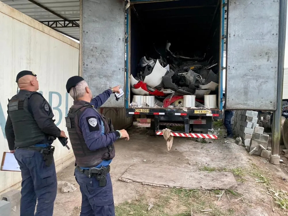 GCM de Itaquá recupera caminhão roubado e desmantela desmanche clandestino
