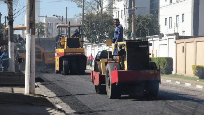 Suzano avança com obras de pavimentação na rua Ipês