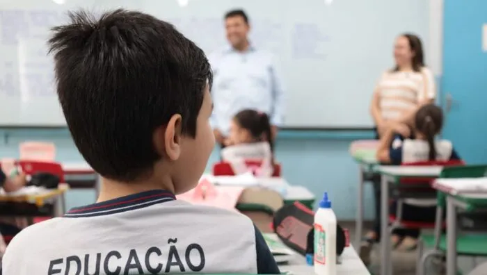 Pedro Ishi recebe alunos da rede municipal na volta às aulas