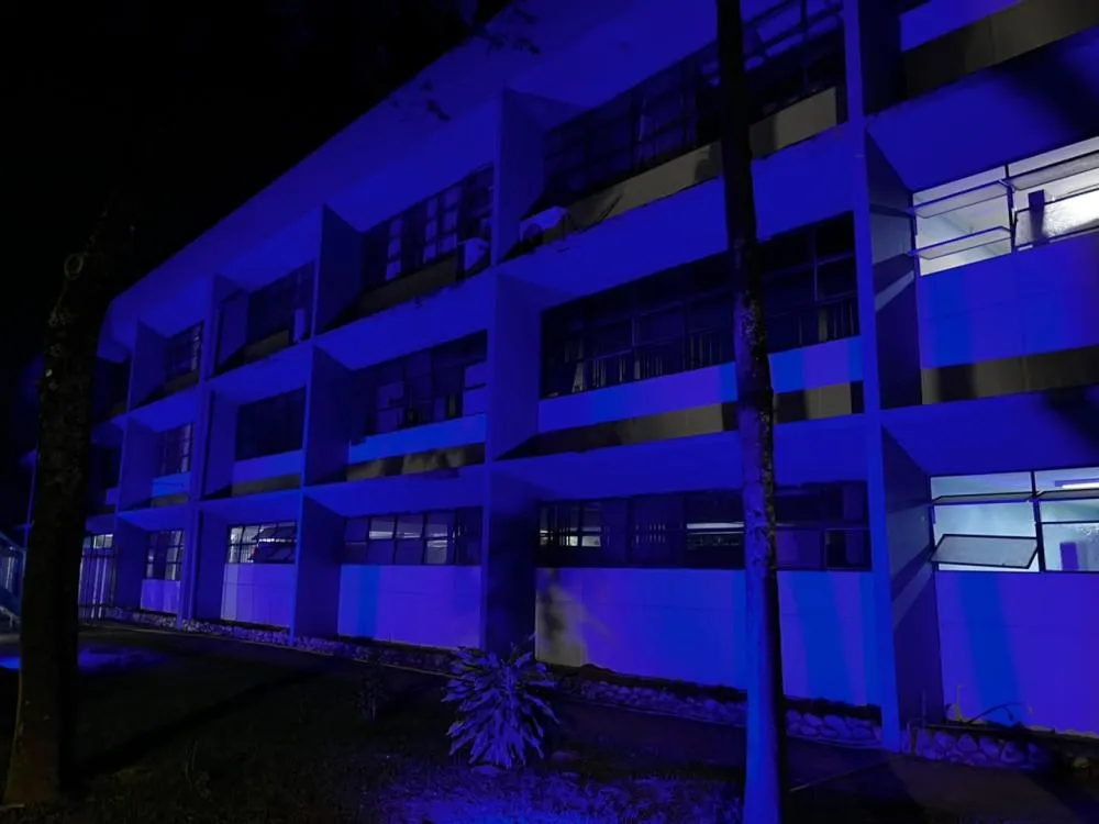 Itaquá ilumina prédios públicos de azul para reforçar combate ao tráfico de pessoas