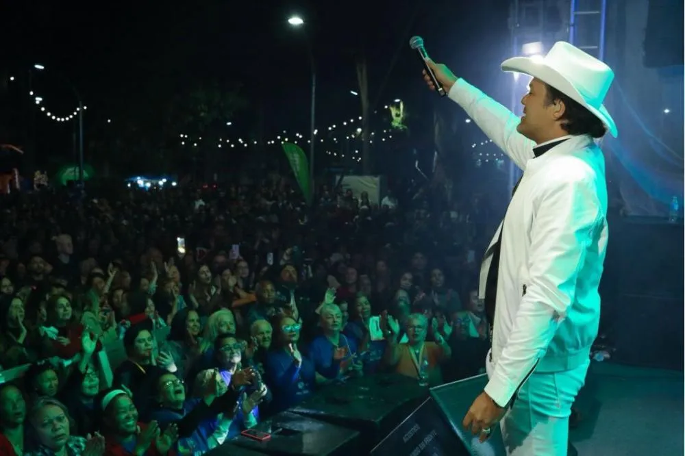Itaquá: Festa da Padroeira reúne 3 mil pessoas com show do Padre Alessandro Campos