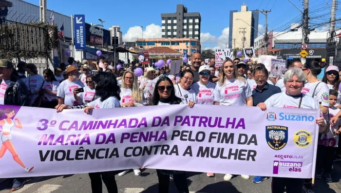 Caminhada reúne 700 pessoas contra violência à mulher