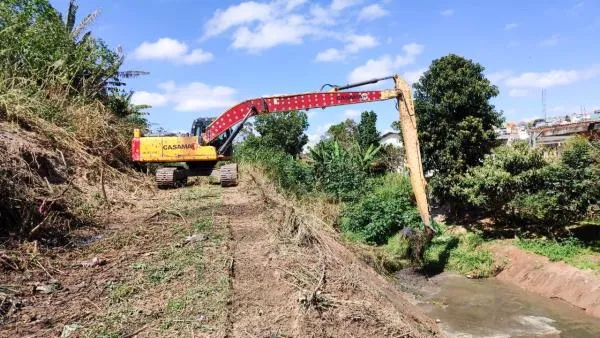 Prefeitura promove desassoreamento de córregos e vala de drenagem em bairros da cidade