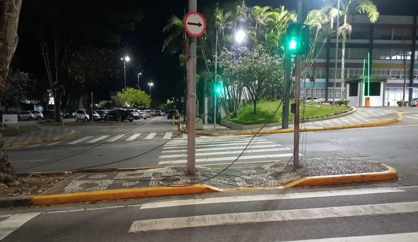 Caminhão rompe cabo e interrompe telefone 153 em Mogi