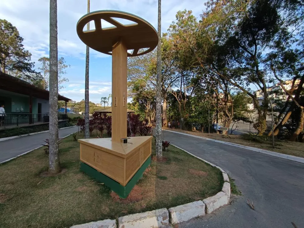 Arujá: totem solar de bambu permite carregar celular em parque