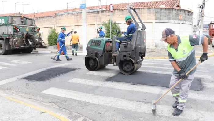 Prefeito acompanha trabalhos da operação ‘Tapa-Buraco’ na Vila Urupês