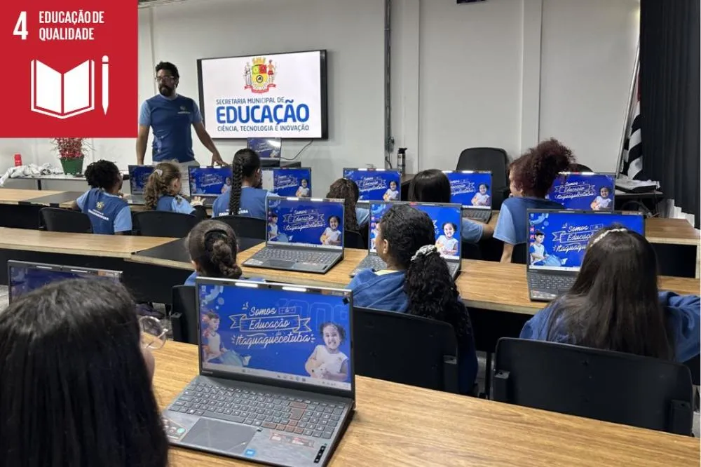 Itaquá entrega mais de 2 mil notebooks para escolas municipais