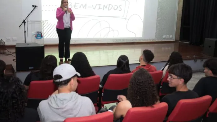 Alunos de novas turmas do curso pré-vestibular participam de aula inaugural em Suzano