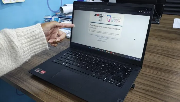 Parceria entre prefeitura e governo estadual garante curso básico de Libras