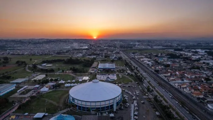 Prefeito entrega bolsas de estudo na UniPiaget para garantir ensino superior gratuito