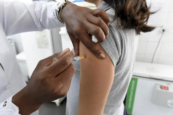 Quatro UBS abrem neste sábado com vacinação contra HPV e serviços de rotina