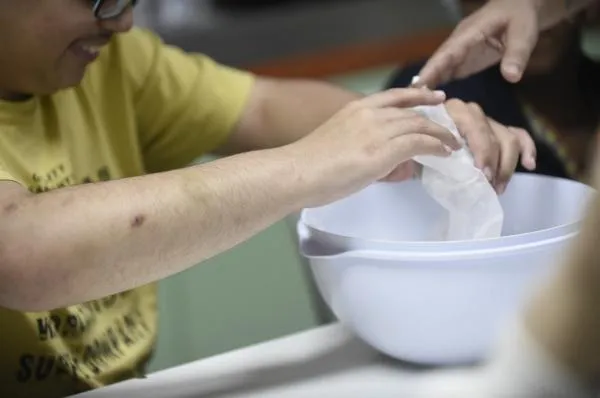 Jovens participam de oficina de culinária pelo Setembro Amarelo