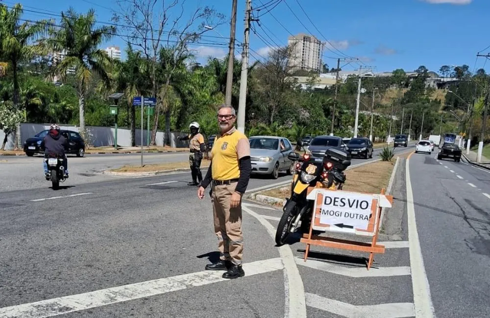 Trânsito de Arujá orienta motoristas durante obras na Mogi-Dutra