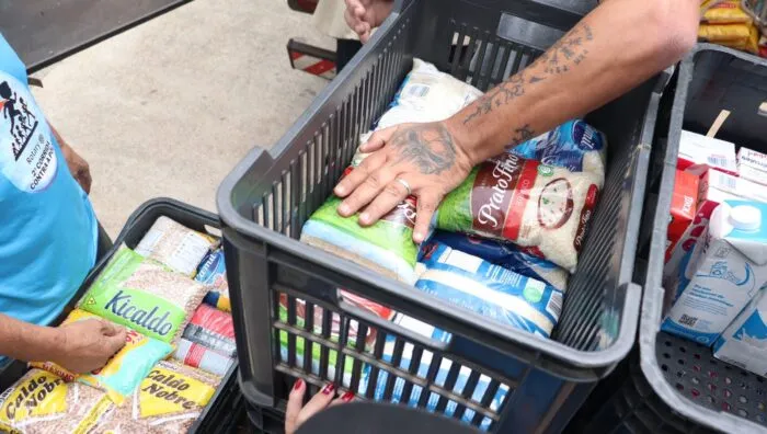 Fundo Social recebe doação de 540 quilos de alimentos e 400 unidades de absorventes