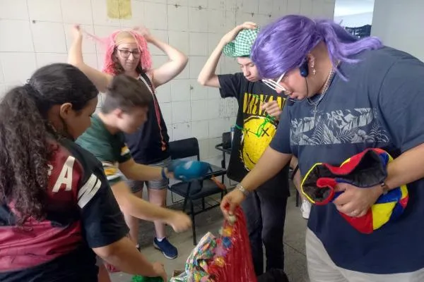 Alunos do curso de teatro inclusivo do CEU Continental participam de workshop