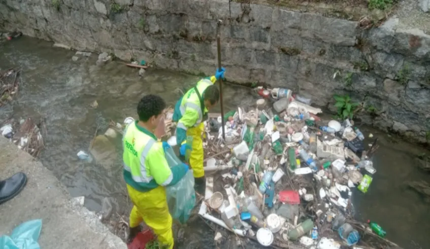 Rio Negro volta a receber limpeza após descarte irregular