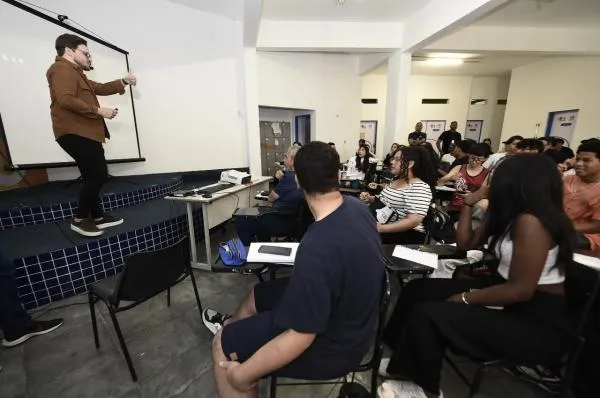 Projeto Jovem Empreendedor leva palestra interativa a alunos de escola estadual na Vila Tijuco