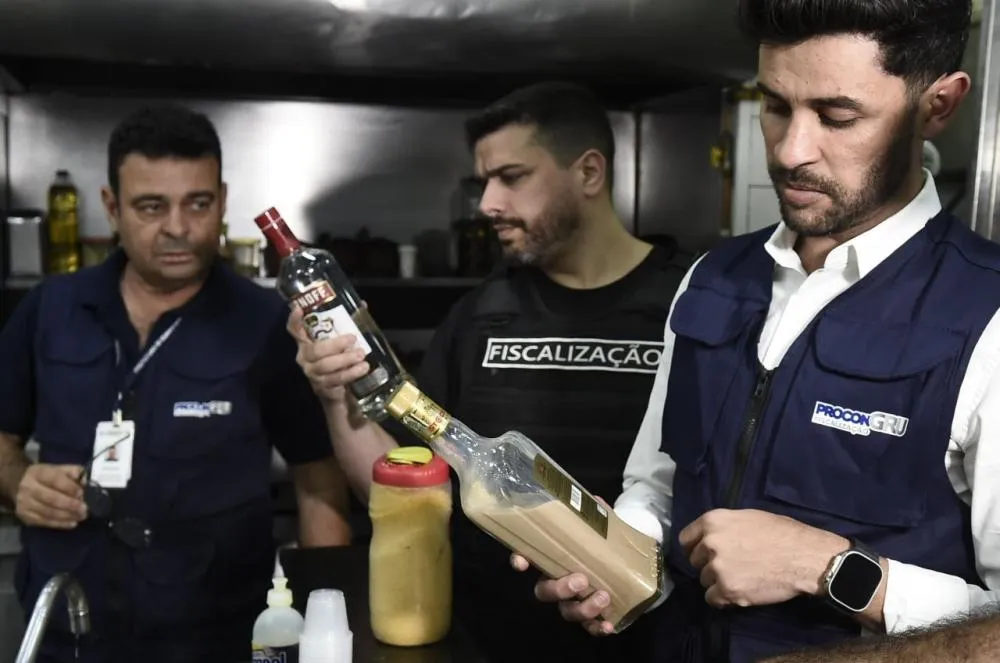 Guarulhos intensifica fiscalização contra adulteração de bebidas com metanol e fecha bares e adegas irregulares