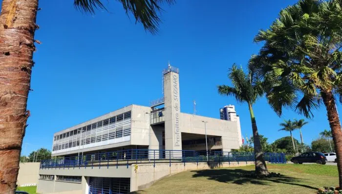Prefeito de Suzano homenageia servidora municipal aposentada após 38 anos de atuação