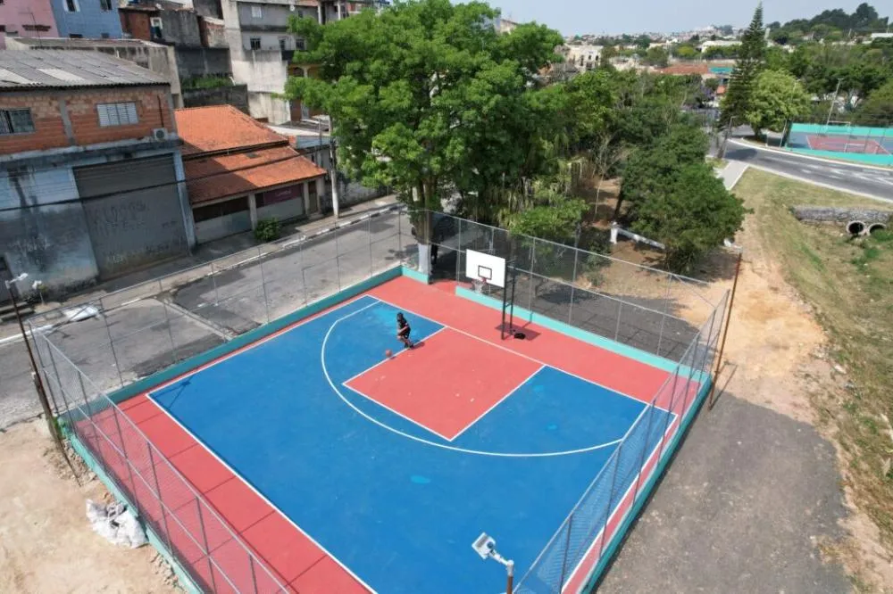 Ferraz de Vasconcelos ganha nova quadra de basquete no Jardim Leila