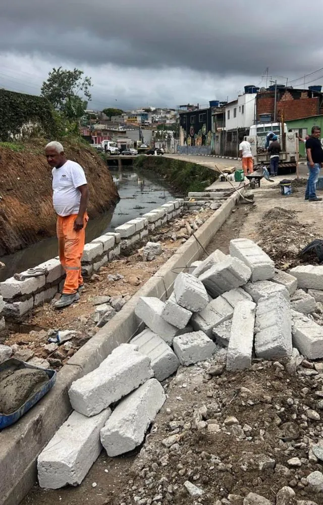 Prefeitura inicia obras de calçada e guarda-corpo na rua Cocho Velho