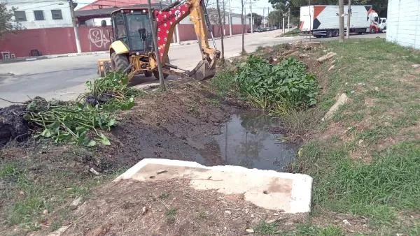 Prefeitura promove desobstrução de vala de drenagem ao lado da avenida Projecta