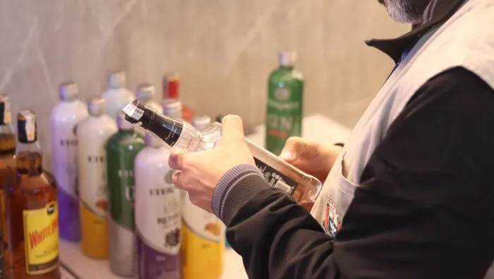 Suzano apreende mais de 250 garrafas de bebidas irregulares durante ‘Operação Metanol’