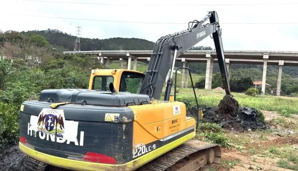 Prefeitura inicia o desassoreamento de córrego no Jardim Santos Dumont