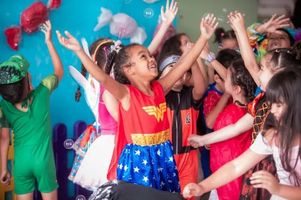 Alunos da rede municipal comemoram o Dia das Crianças com atividades lúdicas e participação das famílias