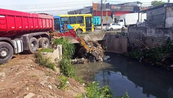 Prefeitura promove limpeza de córrego e vala de drenagem no Presidente Dutra e Lavras