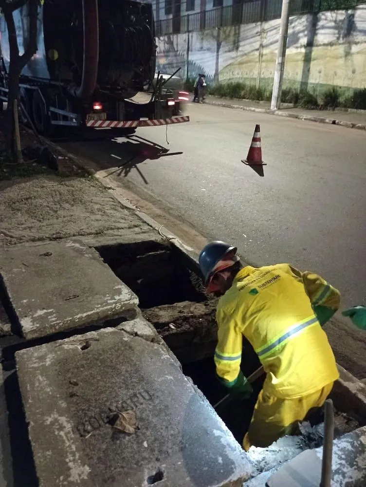  Prefeitura realiza limpeza de bocas de lobo com caminhão hidrojato na Vila Rio de Janeiro