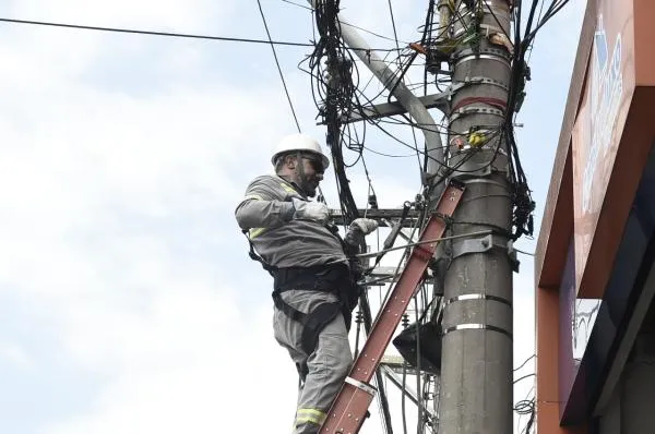 Guarulhos inicia programa Segue o Fio para retirada de fiação em desuso pendurada em postes