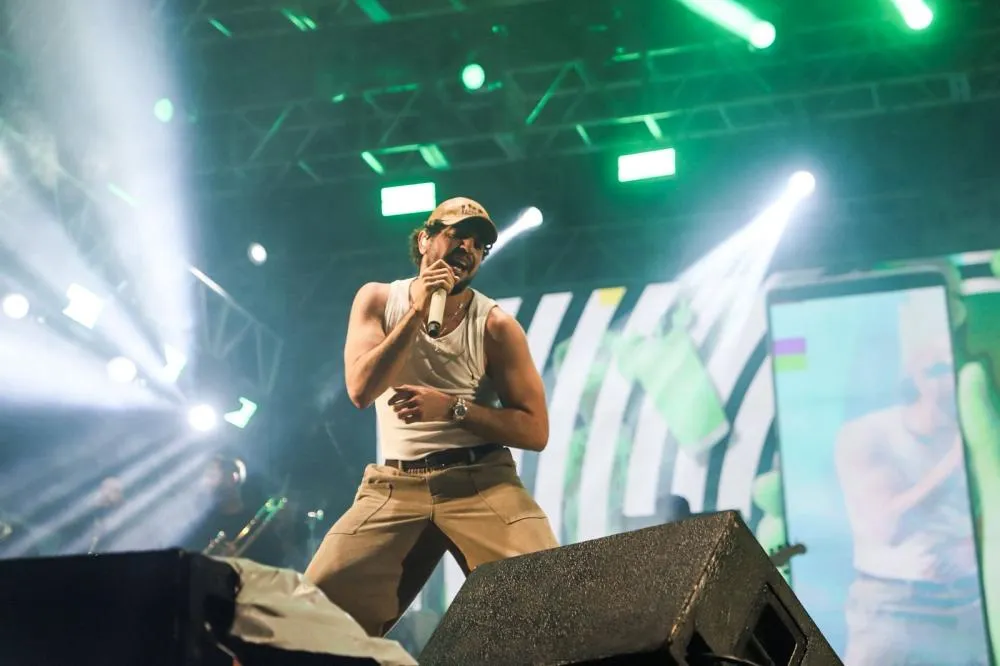 Nattan arrasta multidão no 3º dia da Festa da Uva Fina em Ferraz